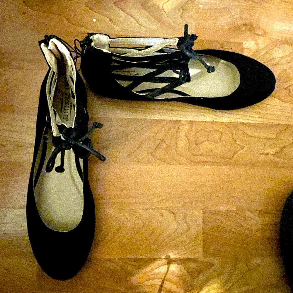 Size 9 flat shoes.